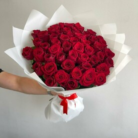Красивый букет из 61 красной розы в белой упаковке 60см