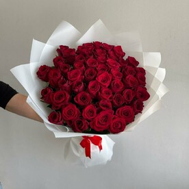 Красивый букет из 51 красной розы в белой упаковке 70см