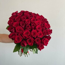 Шикарный монобукет из 51 красной розы 70см