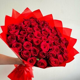 Букет из красных роз 51шт в красной упаковке