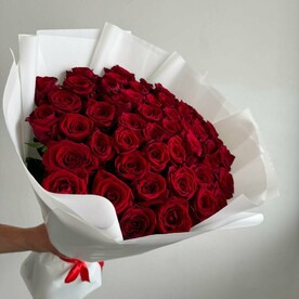Красивый букет из 51 красной розы 60см в белой упаковке