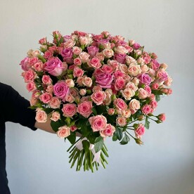 Нежный букет из кустовых и одноголовых роз