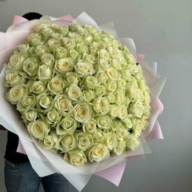 Монобукет из 101 белой розы 60см