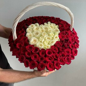 Большая корзина из красных роз с сердцем из белых роз