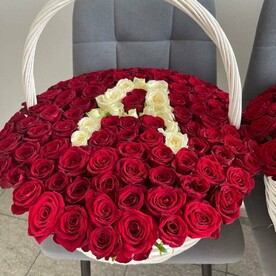 Корзина из красных роз с буквой вашего имени из белых роз