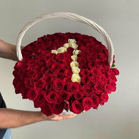 Большая корзина с красными розами и цифра из белых роз