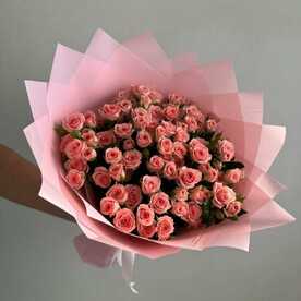 Монобукет из нежных 19 розовых кустовых роз в розовой упаковке