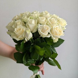Розы белые 21шт 50 см