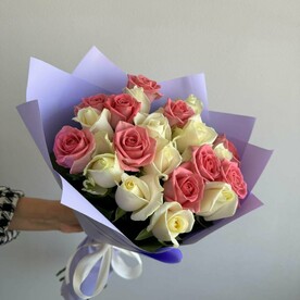 Нежный букет из 21 розовой и белой розы