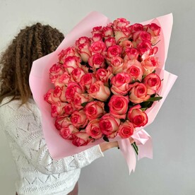 Монобукет из 51 розы джумилия в розовой упаковке