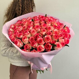 Монобукет из 101 розы джумилия 50см в розовой упаковке
