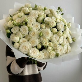 Букет из нежной 51 кустовой белой розы