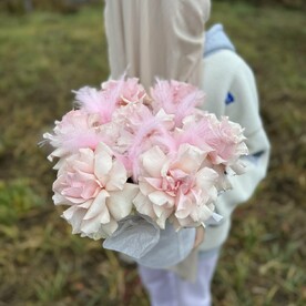 Французские розы с перьями в шляпной коробке