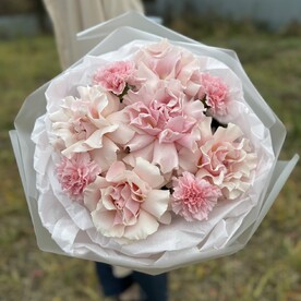 Букет из французских роз и диантусов