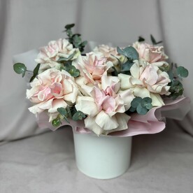 7 ажурных роз в шляпной коробке