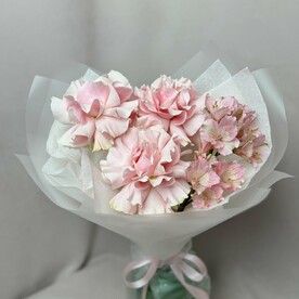 Букет из розовых роз и альстромерий