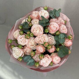 Кустовые пионовидные розы с эвкалиптом