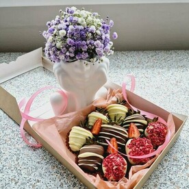 Клубника в шоколадеДуэт с гипсофилой