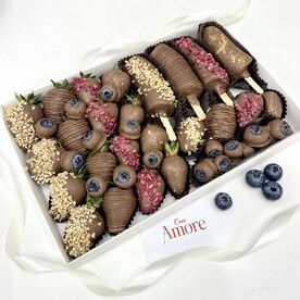 Комбо-набор клубника, бананы, королевские финики и голубика в шоколаде