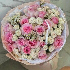 Милый букет с розочками разных сортов