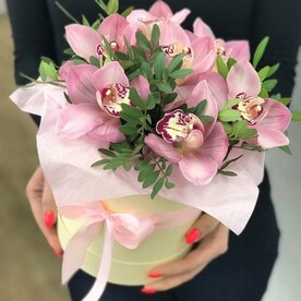 Шляпная коробка из 7 орхидей