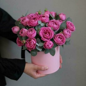 Коробка с кустовой пионовидной розой и эвкалиптом