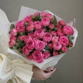 Букет из 11 веток кустовой пионовидной розы Мисти баблс с эвкалиптом