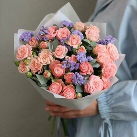 Букет из 7 веток кустовой пионовидной розы с веточками статицы