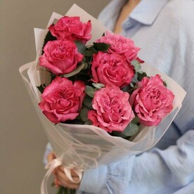 Букет из 7 кружевных роз с эвкалиптом в упаковке