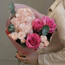 Букет из гортензии, кружевных и пионовидных роз