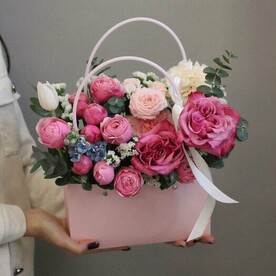 Сумочка с кружевными пионовидными розами , тюльпаном и статицей