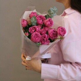 Букет из 3 веточек пионовидной кустовой розы с эвкалиптом