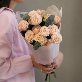 Букет из 3 веточек кустовой пионовидной розы с эвкалиптом