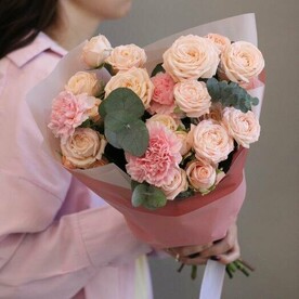 Букет из пионовидных роз и гвоздик