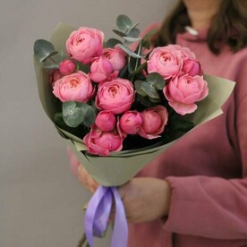 Букет из 3 веток кустовой пионовидной розы с эвкалиптом