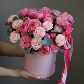 Большая коробка с пионовидными розами и эвкалиптом