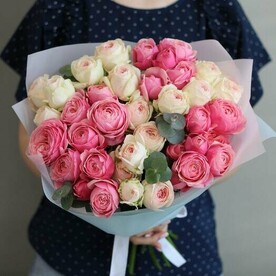 Букет из 11 веток кустовых пионовидных роз с эвкалиптом