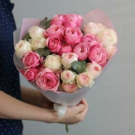 Букет из 7 веток кустовых пионовидных роз с эвкалиптом