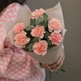 Букет из 7 розовых гвоздик с эвкалиптом