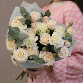 Букет из пионовидных кустовых роз и гвоздик с эвкалиптом