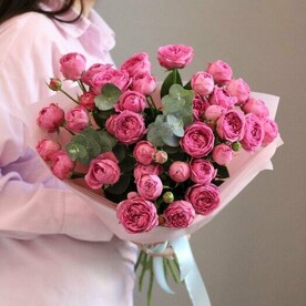 Букет из 9 веток кустовой пионовидной розы с эвкалиптом