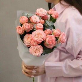 Букет из 5 веток кустовой пионовидной розы с эвкалиптом