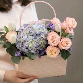 Сумочка с голубой гортензией, тюльпанами и пионовидными розами