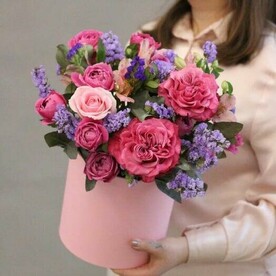 Композиция в коробке с пионовидными и кружевными розами и веточками статицы