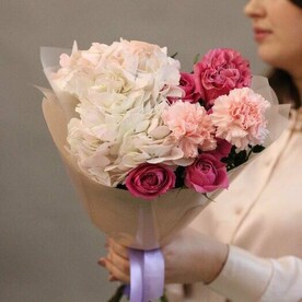 Букет из гортензии, нежных гвоздик и пионовидных кустовых роз