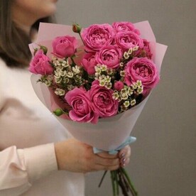 Букет из пионовидных кустовых роз и веточек хамелациума