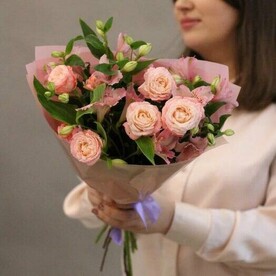 Букет из нежных пионовидных роз сорта Бомбастик и веточек альстромерии