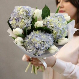 Букет из голубых гортензий и белых тюльпанов