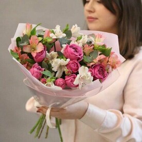 Букет из кустовых пионовидных роз и веточек альстромерии