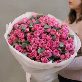 Роскошный букет из 33 веток кустовой пионовидной розы с эвкалиптом